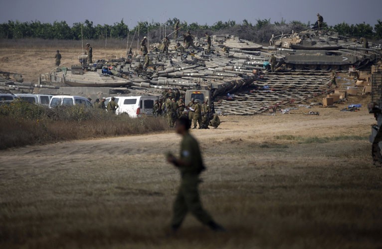 Đáp trả các hành động phóng rocket tấn công vào các thành phố của Israel từ lực lượng Hamas, Quân đội Israel đang triển khai chiến dịch phản kích lớn huy động hàng trăm xe tăng – thiết giáp, máy bay, hàng nghìn binh lính mở các cuộc pháo kích, không kích dữ dội vào dải Gaza. Trong ảnh là dàn xe tăng chiến đấu chủ lực Merkava MK4 tại địa điểm tập kết.